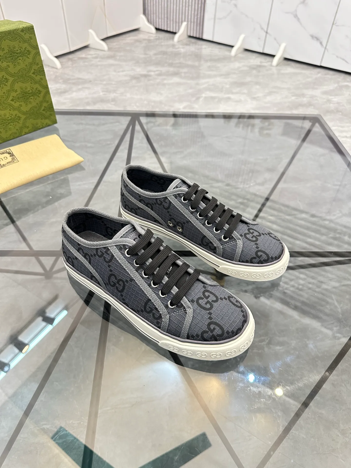 Men's shoes: 💰P360¥ Product trademark: Gucci* "Gucci*" low-cut casual shoes Regular size: 38-44 (can be customized to 45.46.) Product materials: Original material from the upper counter, breathable lining, original outsole. Number: 661